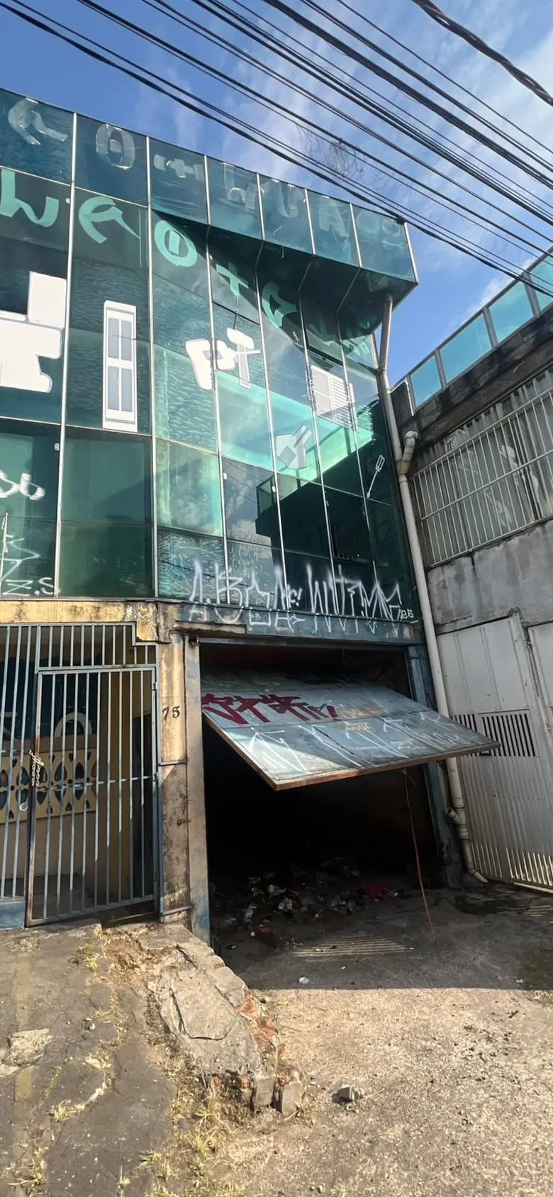 O prédio cedido pela prefeitura, visto de fora